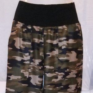 Comfortable Camouflage Pants Size Medium 95% Polyester/5% Spandex ~ #P01 ~